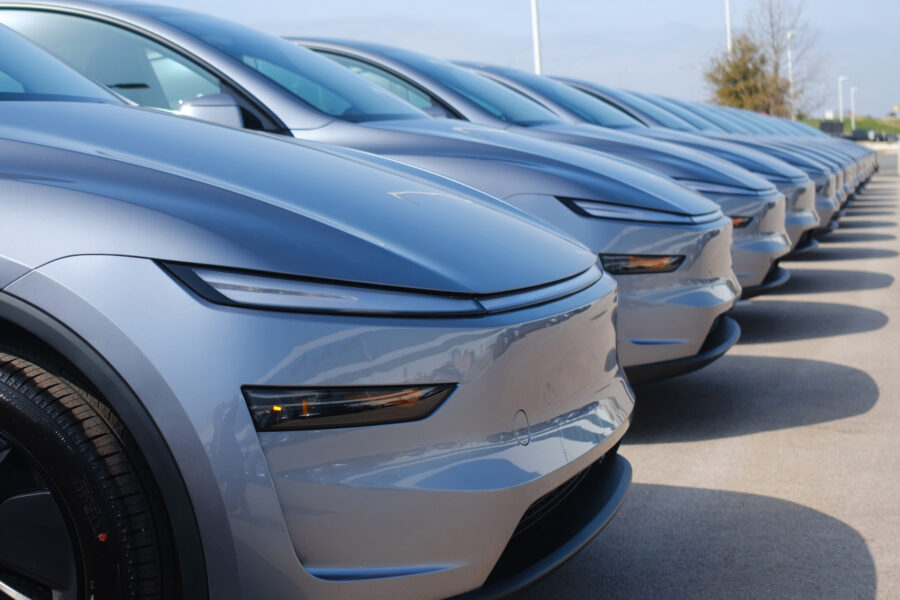 en rad med parkerade teslabilar