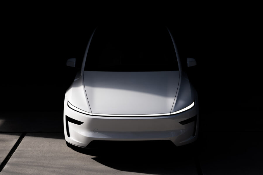 en tesla model y i mörkret