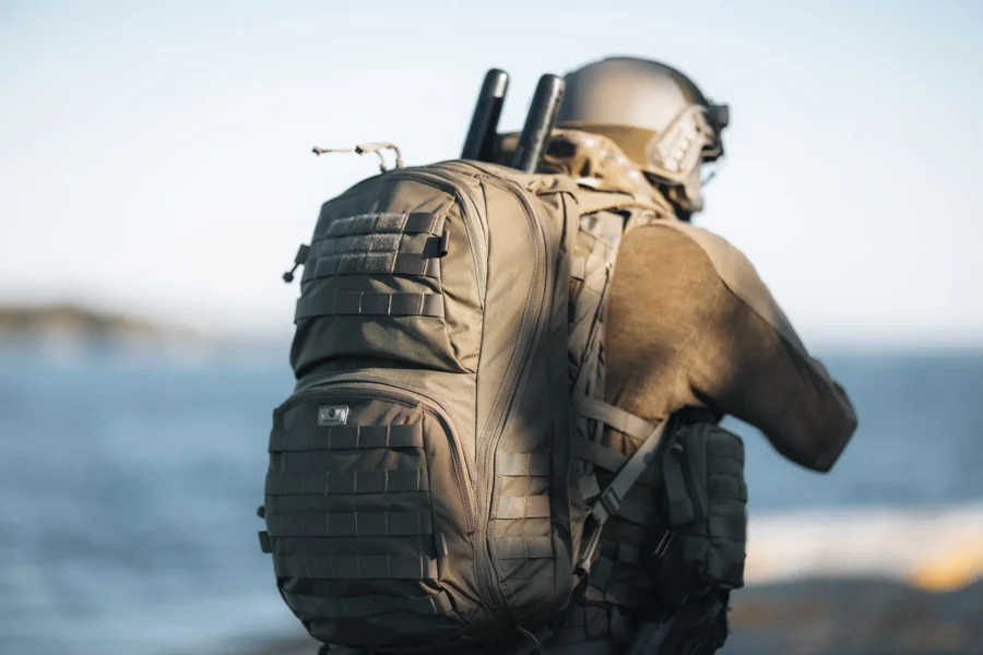 en militär med ryggsäck från svenska snigel