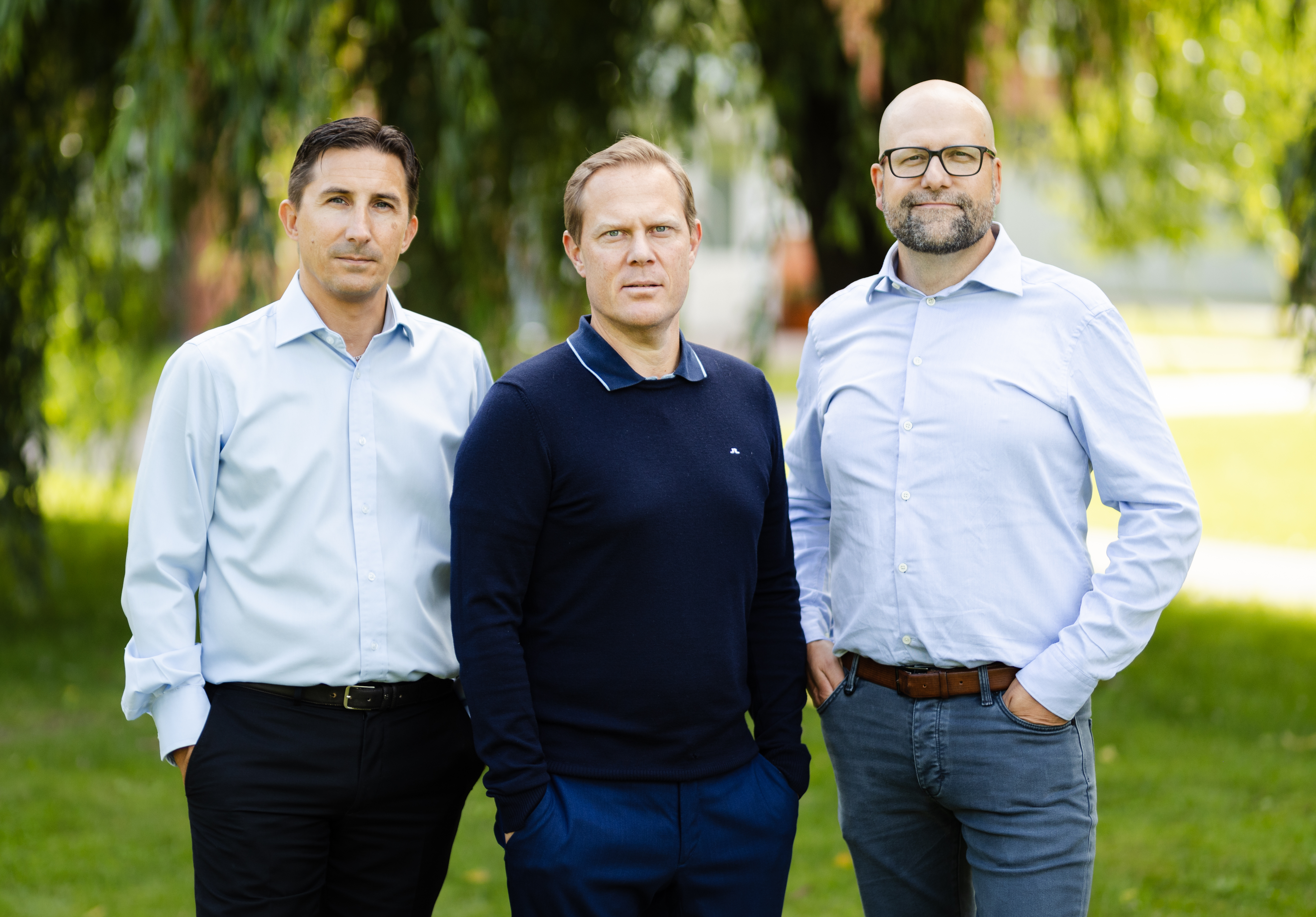 kvalitetsaktiepodden tre män skjorta 
