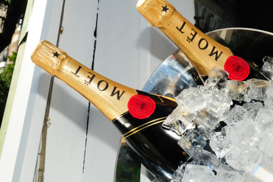 två flaskor champagne från moet chandon