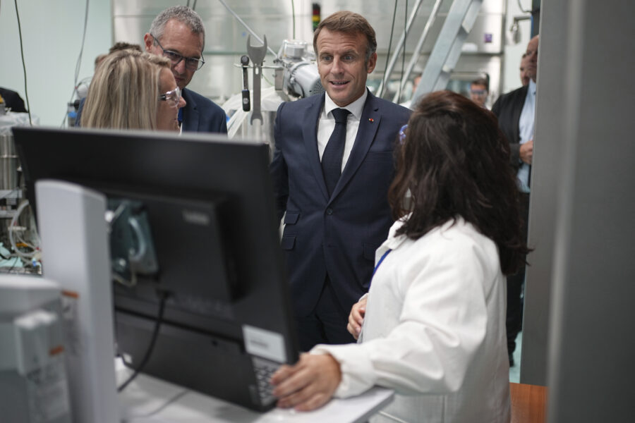 Sanofi faller på studieresultat för KOL - France Sanofi Macron