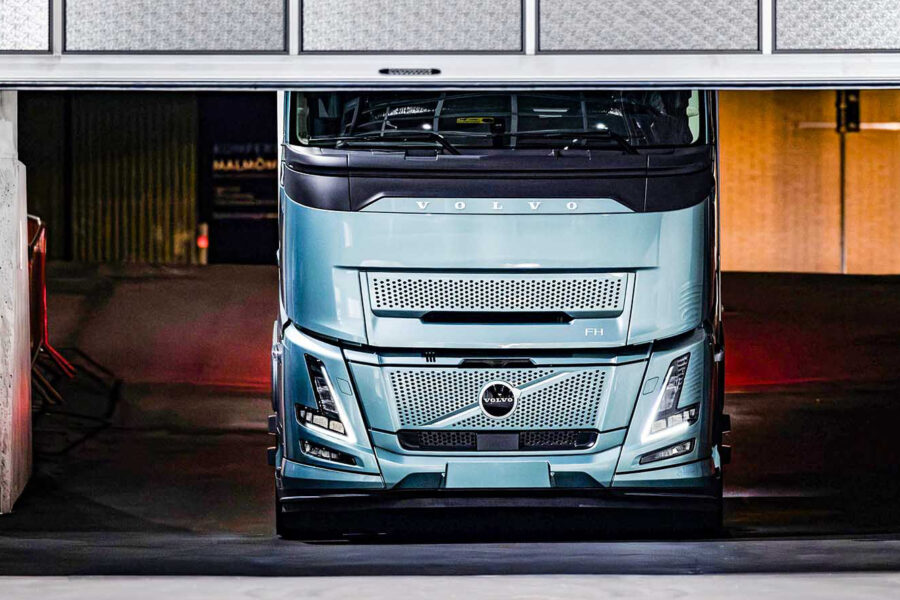 en ellastbil från volvo i ett garage