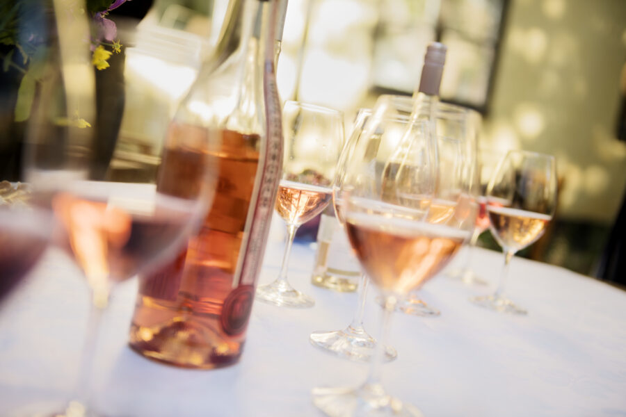 Roligare med dryck i vida glas - ROSÉVIN