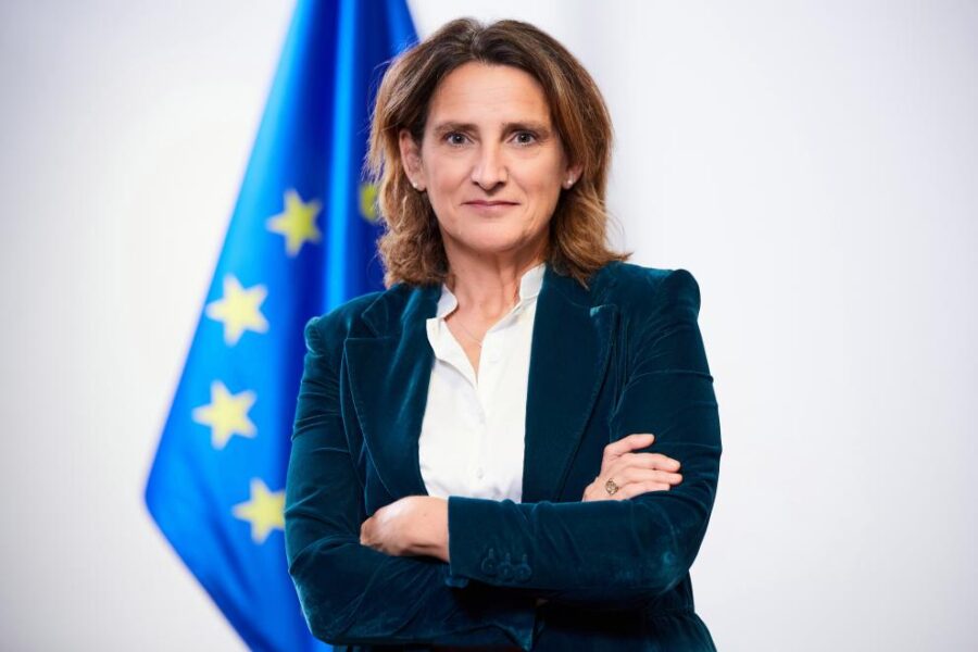 EU godkänner el-stöd till storförbrukare - Teresa Ribera official photo EC