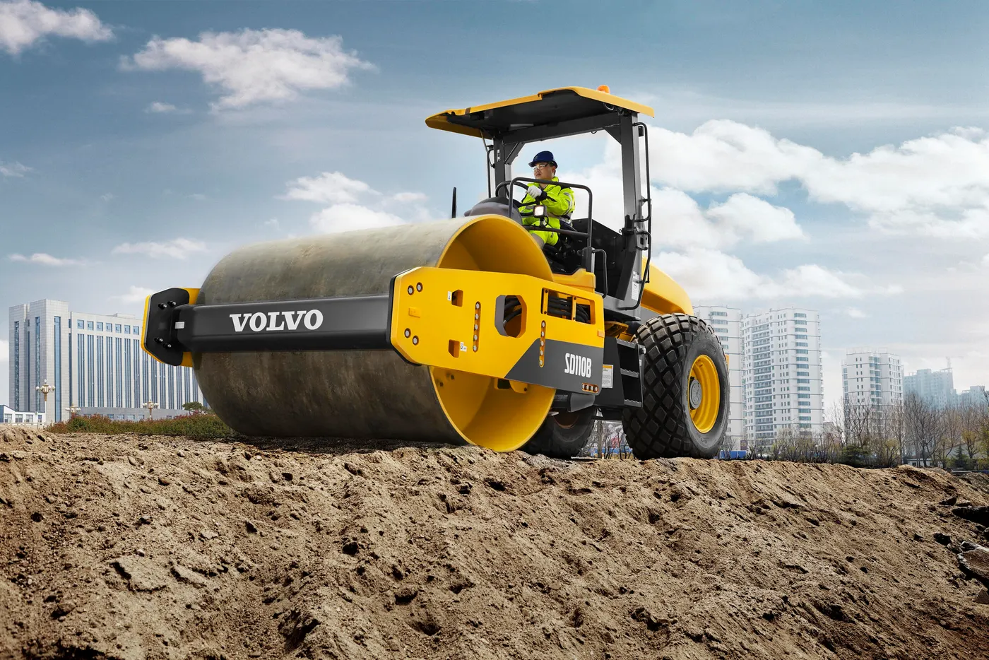 Volvo i två miljardaffärer