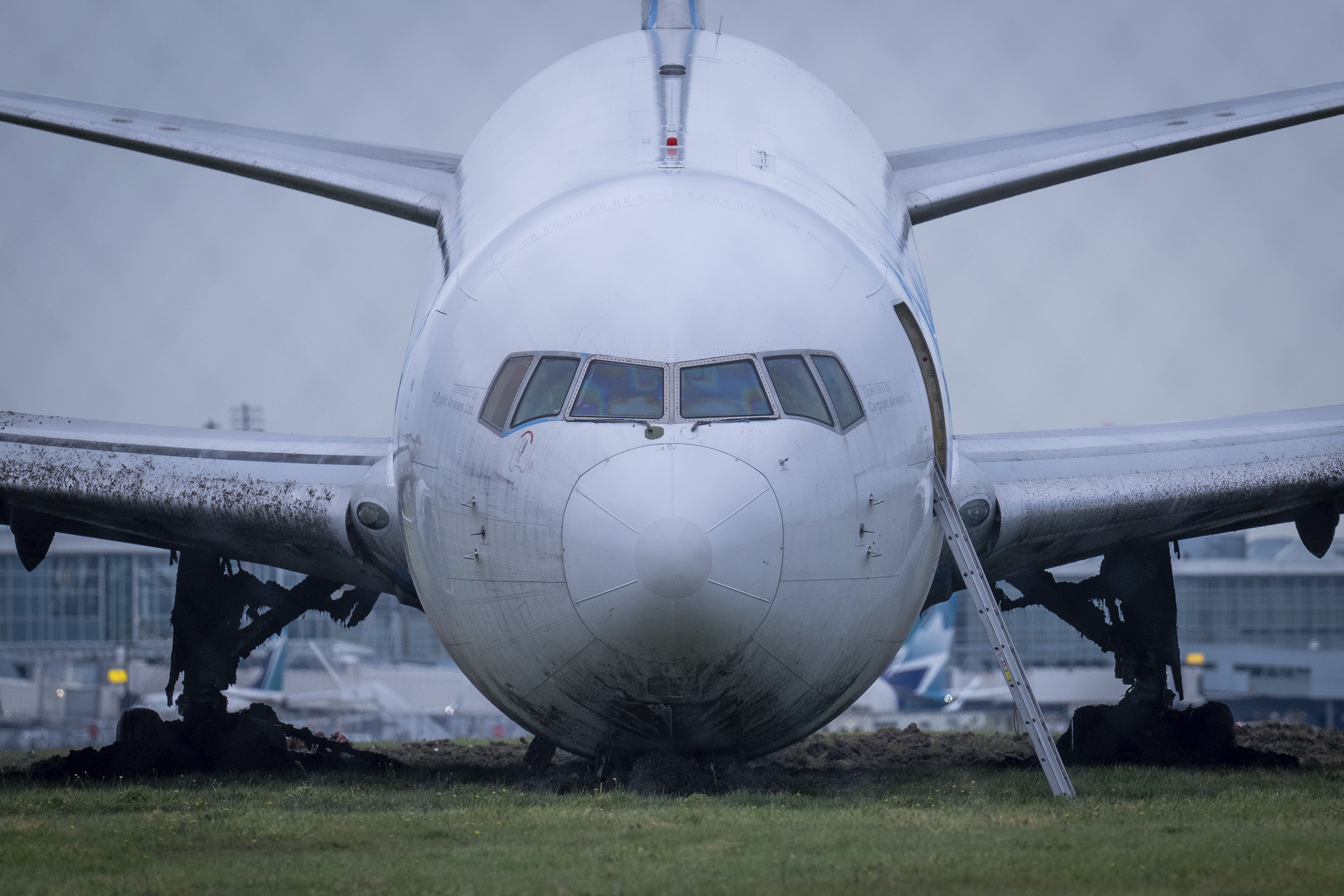 Boeing och FAA kritiseras efter olyckan där dörrplugg föll av plan