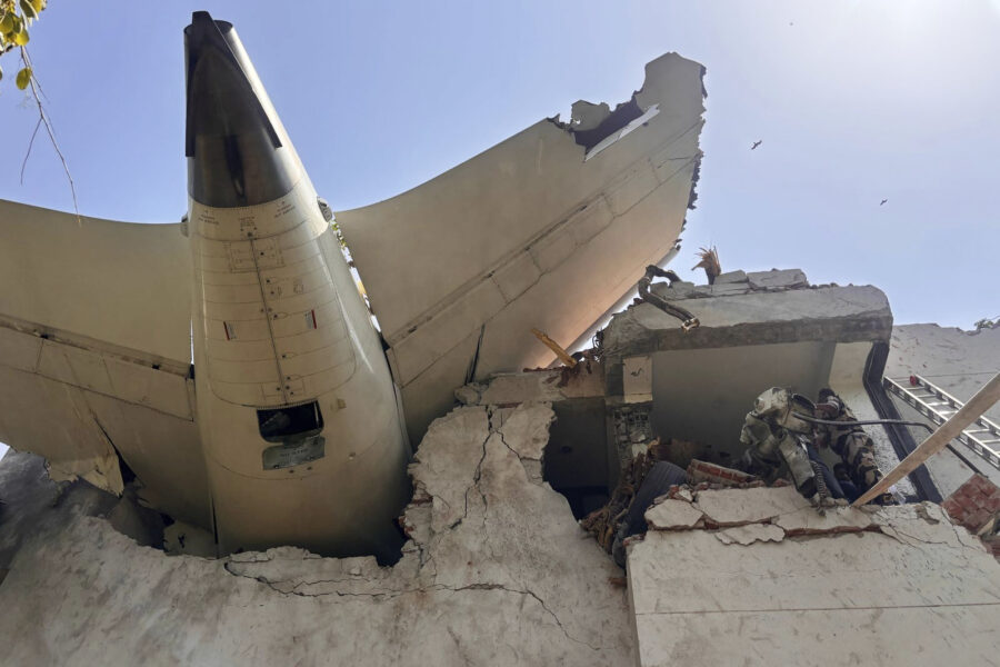 Samtliga omkom i flygkraschen i Indien - APTOPIX India Plane Crash