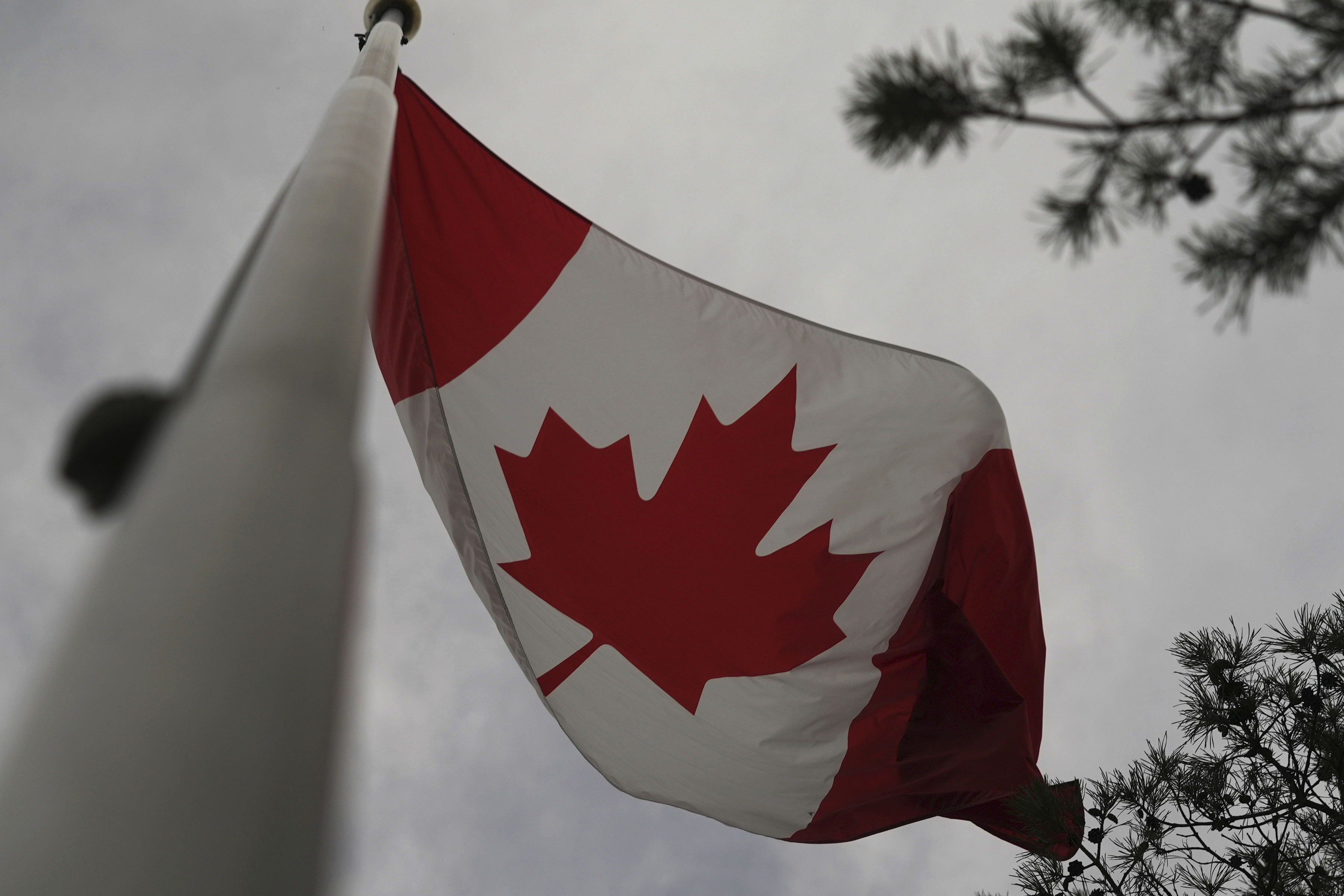 Alberta-bränder slår ut 7% av Kanadas oljeproduktion