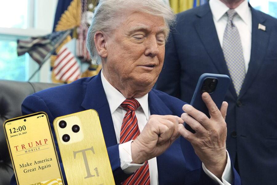 Trump-telefonen T1 väntas tillverkas i Kina - APTOPIX Trump