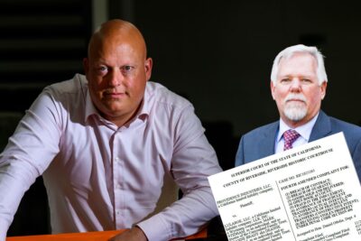 Koenigseggs VD Christian von Koenigsegg, storägaren Mark Stidham från LuLaRoe och kopia av stämningsansökan mot LuLaRoe