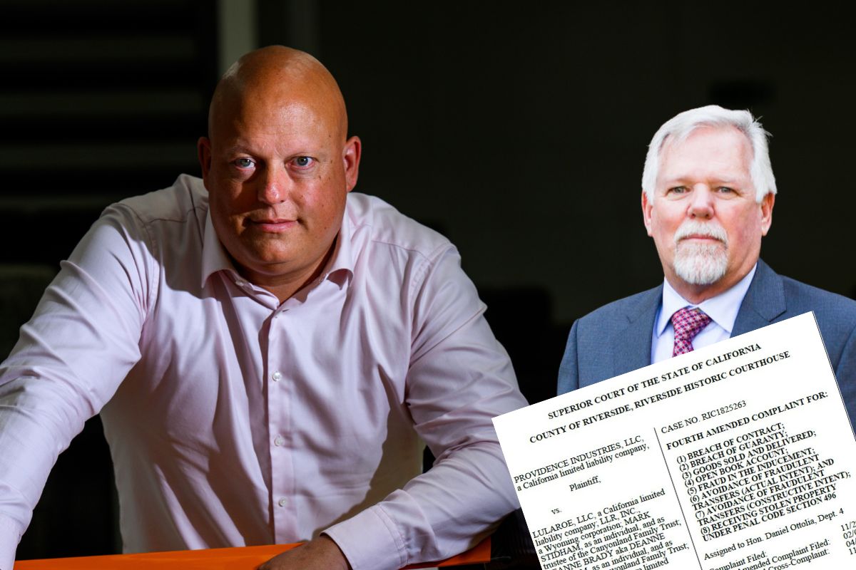 Koenigseggs VD Christian von Koenigsegg, storägaren Mark Stidham från LuLaRoe och kopia av stämningsansökan mot LuLaRoe